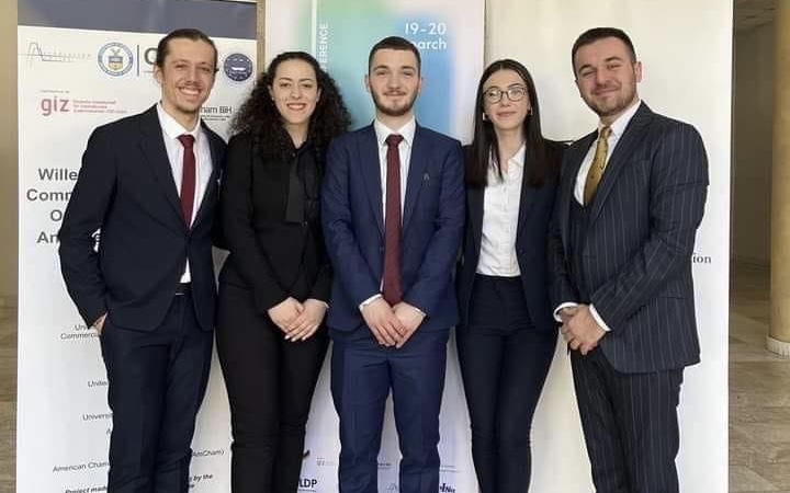 Junikasja Ernesa Shala në mesin e ekipit fitues në garën rajonale “Willem C. International Arbitration Moot”