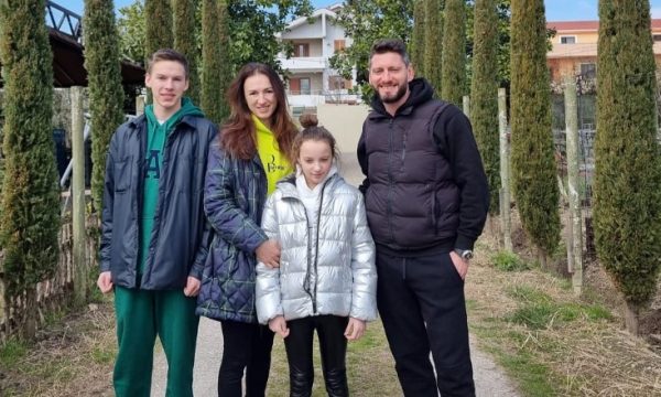 Strehohet familja e parë ukrainase në Tiranë