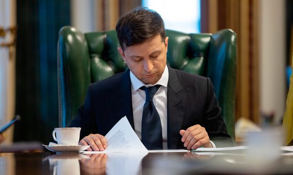 Zelensky nënshkruan dekretin: Tërheq ushtarët ukrainas nga Kosova për të luftuar kundër Rusisë