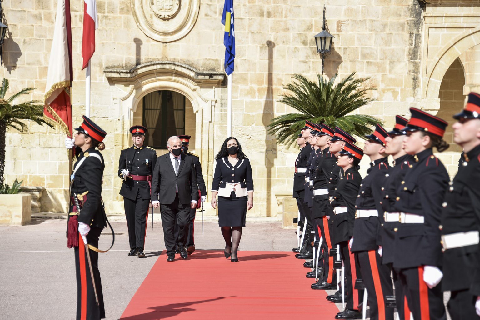 Presidentja Osmani pritet me nderime të larta nga George Vella, presidenti i Maltës