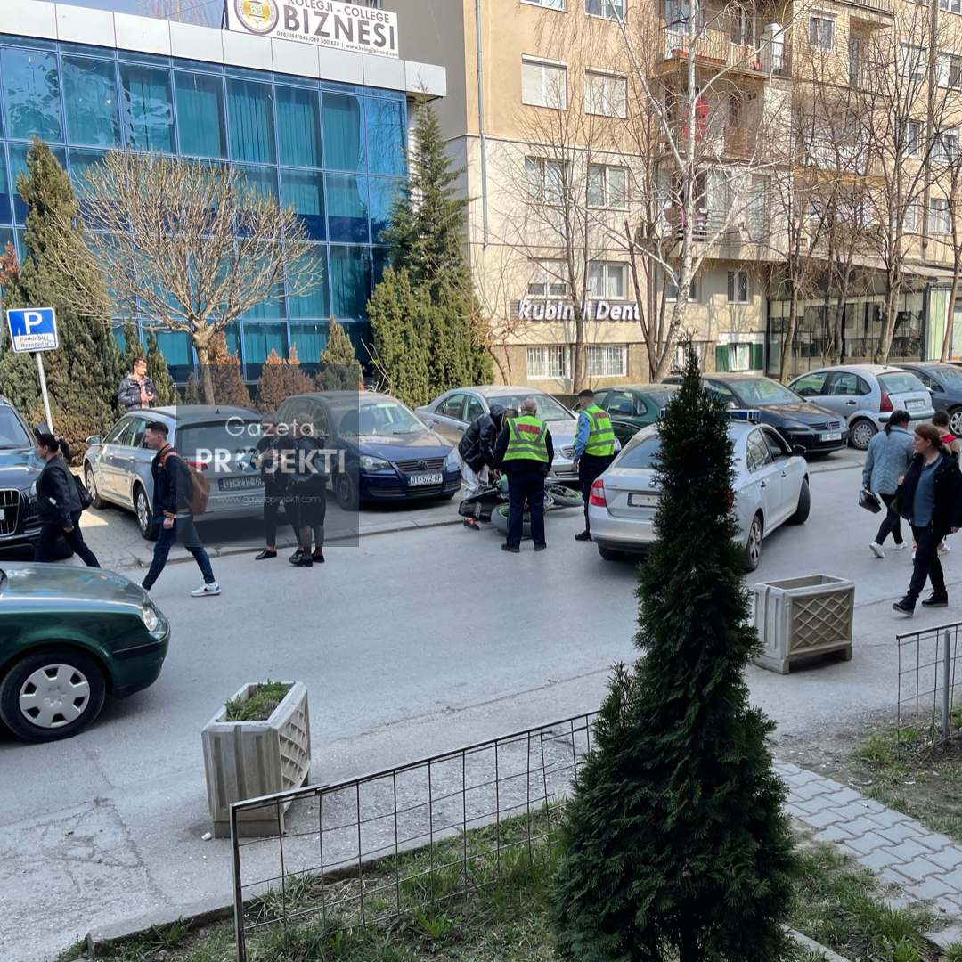 Policia në aksion, ndal veturën në mes rrugës dhe bllokon motorristin