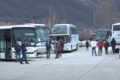 Serbët nisen me autobusa nga veriu për të votuar në Serbi