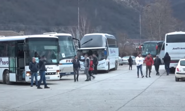 Serbët nisen me autobusa nga veriu për të votuar në Serbi