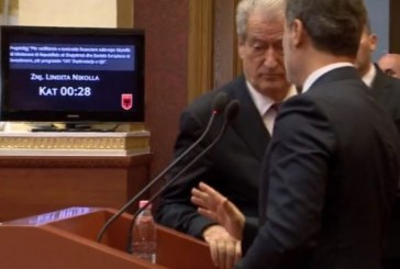 Sali Berisha përzë Alibeajn nga foltorja e Kuvendit