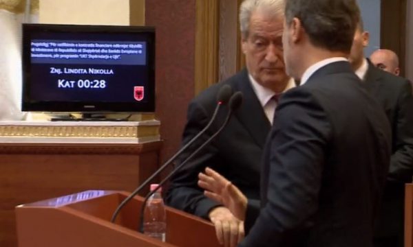 Sali Berisha përzë Alibeajn nga foltorja e Kuvendit