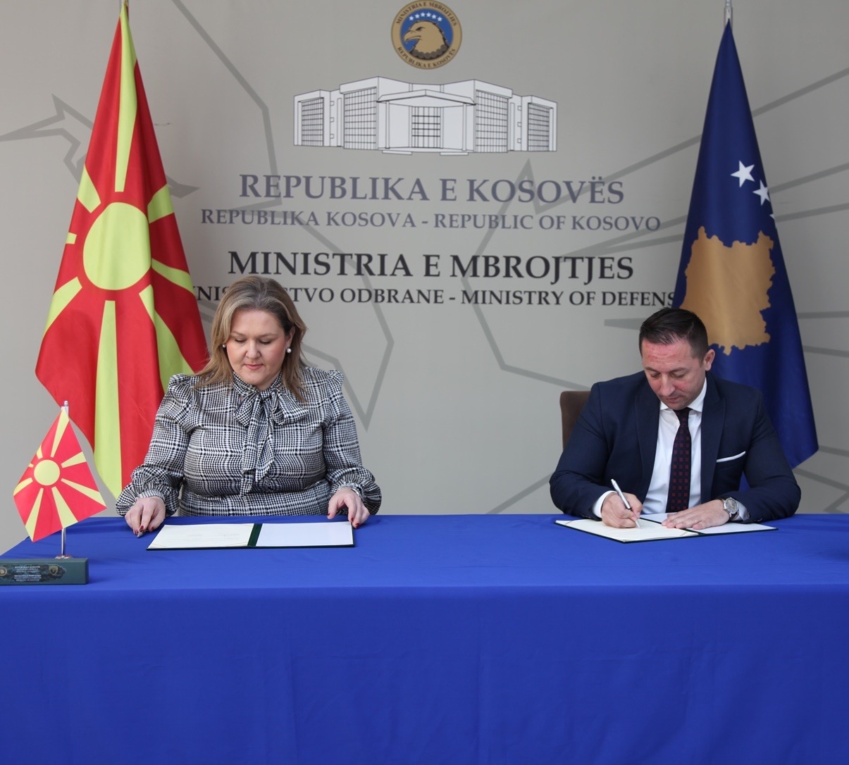 Ministri Mehaj dhe homologia e tij e Maqedonisë Veriore,  ministrja Petrovska, nënshkruan Memorandumin e Mirëkuptimit për  bashkëpunimin në fushat e mbrojtjes dhe sigurisë