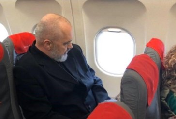 Edi Rama nuk e mban maskën në aeroplan, shoqërohet në polici