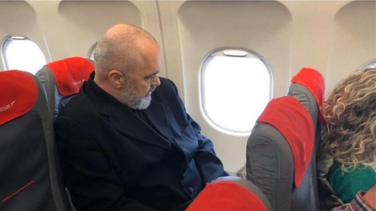 Edi Rama nuk e mban maskën në aeroplan, shoqërohet në polici