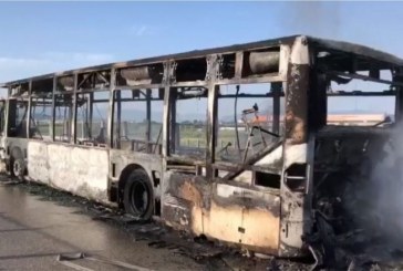 Merr flakë në lëvizje autobusi në autostradën Fier – Vlorë