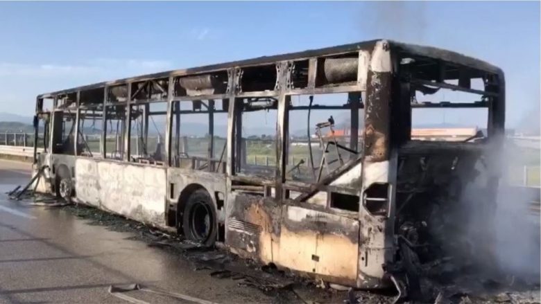 Merr flakë në lëvizje autobusi në autostradën Fier – Vlorë