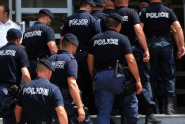 Sulmohet polici i Njësisë Speciale në Prishtinë, rrëzohet përtokë nga një 35-vjeçar të cilin e ndaloi për kontroll