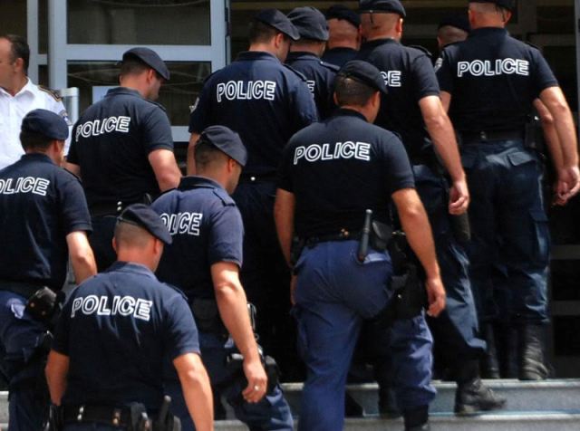 Sulmohet polici i Njësisë Speciale në Prishtinë, rrëzohet përtokë nga një 35-vjeçar të cilin e ndaloi për kontroll