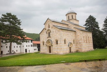 QUINT-i kërkon nga Qeveria e Kosovës të respektojë vendimin e Kushtetueses për Manastirin e Deçanit