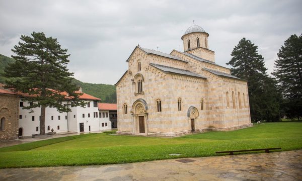 QUINT-i kërkon nga Qeveria e Kosovës të respektojë vendimin e Kushtetueses për Manastirin e Deçanit