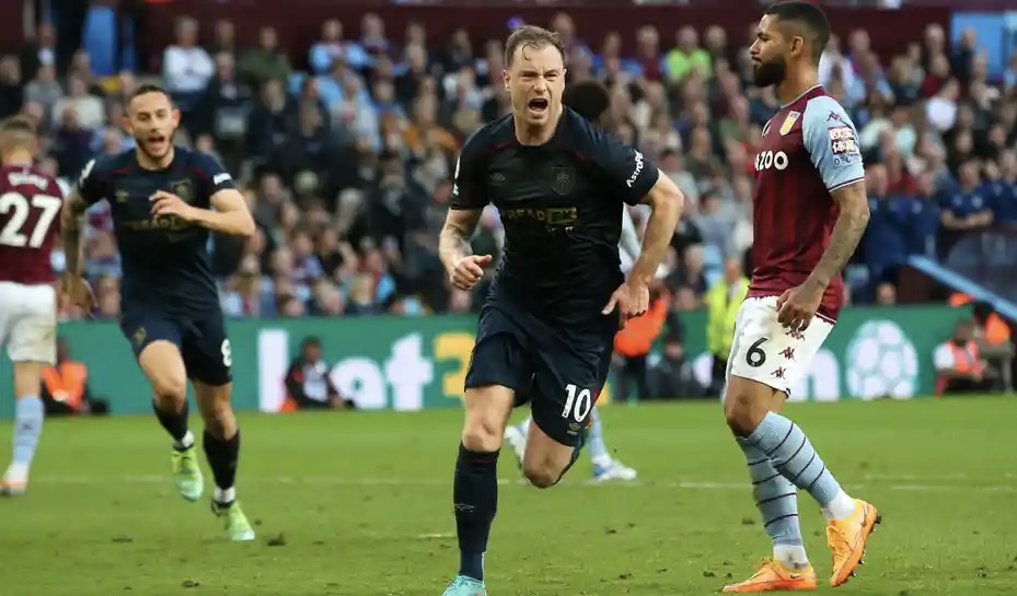 Burnley bie nga Premierliga