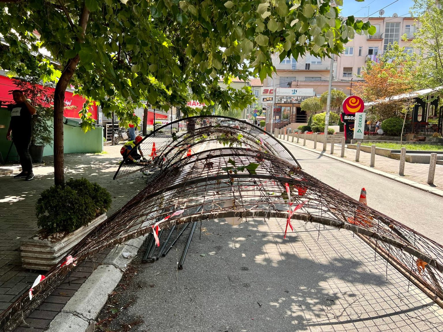 Komuna e Prishtinës liron hapësirat publike të zëna nga kafenetë