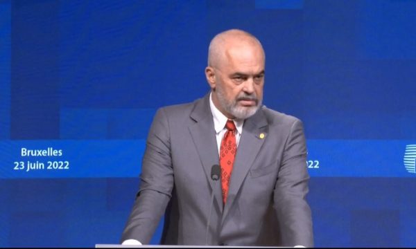 Edi Rama: Ajo që po ndodh me Kosovën është çmenduri, nën pushtim lëviznin pa viza, sot në liri nuk munden