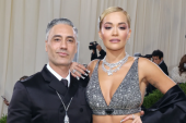 Taika Waititi ndërprenë intervistën kur pyetet nëse po martohet me Rita Orën