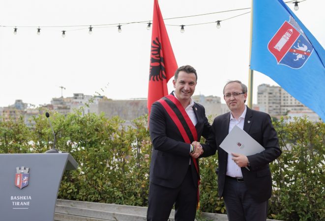 Avdullah Hoti merr nënshtetësinë shqiptare dhe pasaportën e Shqipërisë