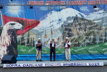 Januz Mushkolaj, Fatmir Miroci, Dervish Kuqi publikojnë këngën “Një djalë azgan prin ma i pari”, dhe nderohen në Bajram Curr