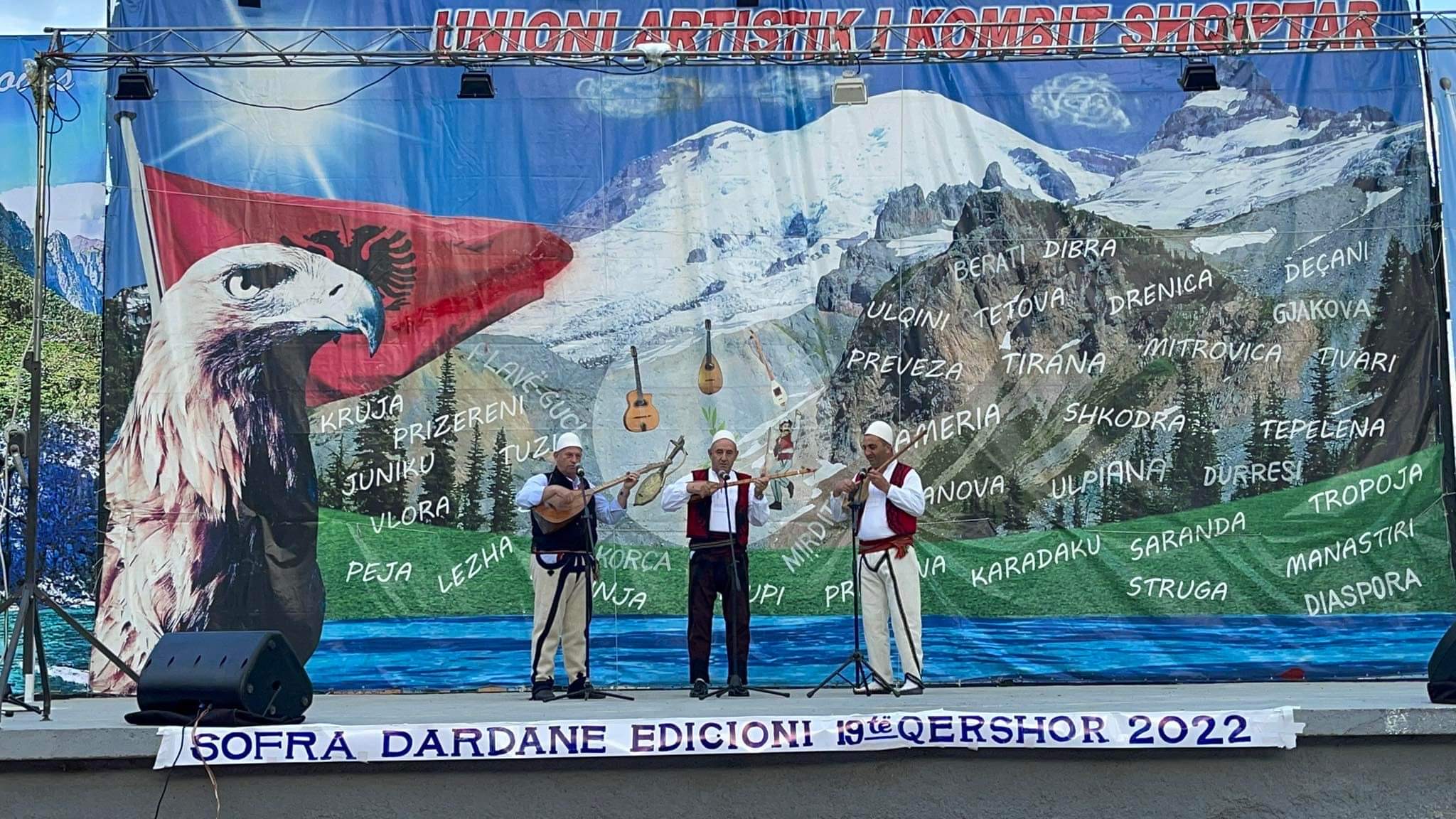 Januz Mushkolaj, Fatmir Miroci, Dervish Kuqi publikojnë këngën “Një djalë azgan prin ma i pari”, dhe nderohen në Bajram Curr