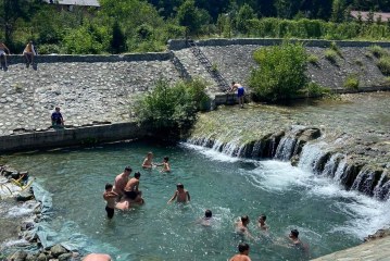 Temperaturat e nxehta junikasët freskohen në lumin Ereniku