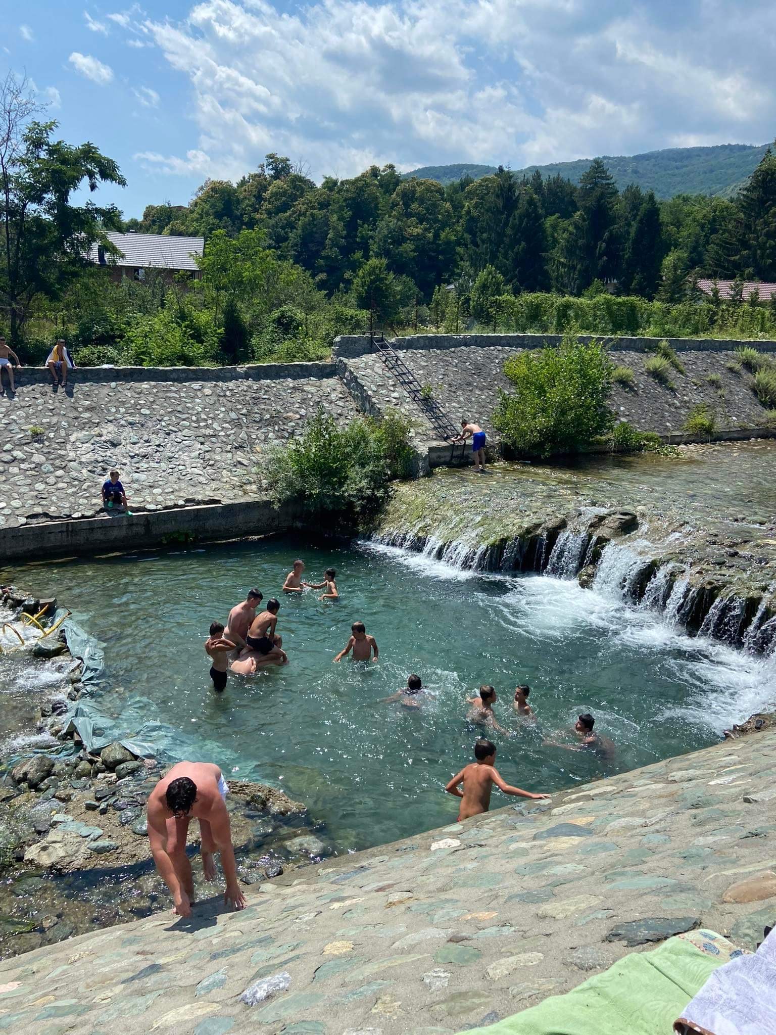 Temperaturat e nxehta junikasët freskohen në lumin Ereniku