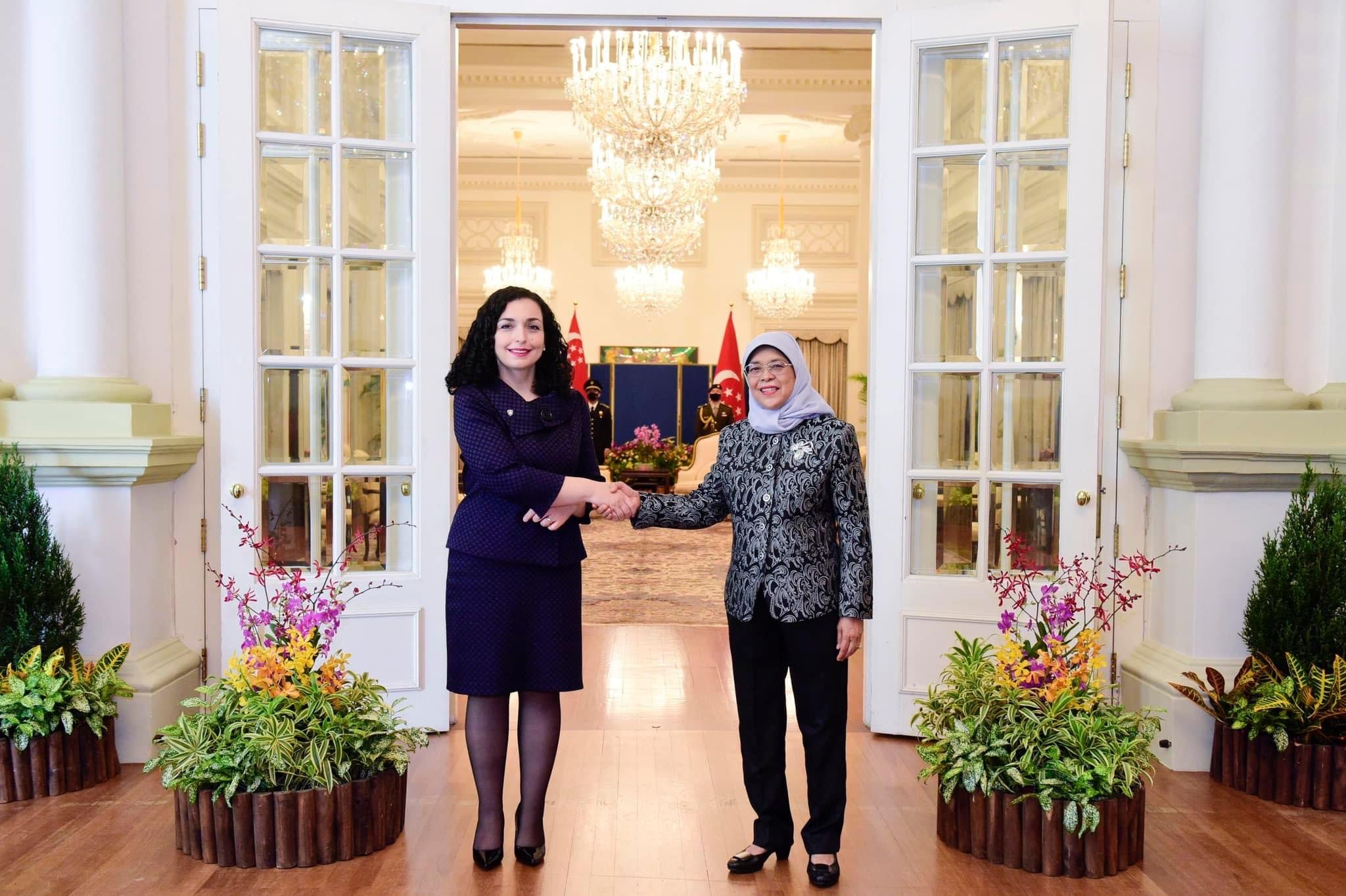 Presidentja Vjosa Osmani pritet nga presidentja e Singaporit, Halimah Yacob