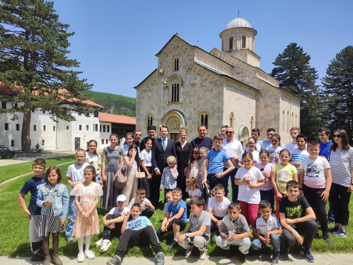 Princi i kurorës i Serbisë viziton Manastirin e Deçanit