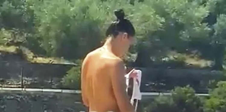 Turistja në plazhin shqiptar del ‘siç e ka bërë nëna’