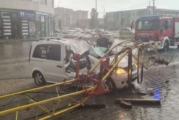 Era e fortë rrëzon vinçin mbi një veturë në Gjilan