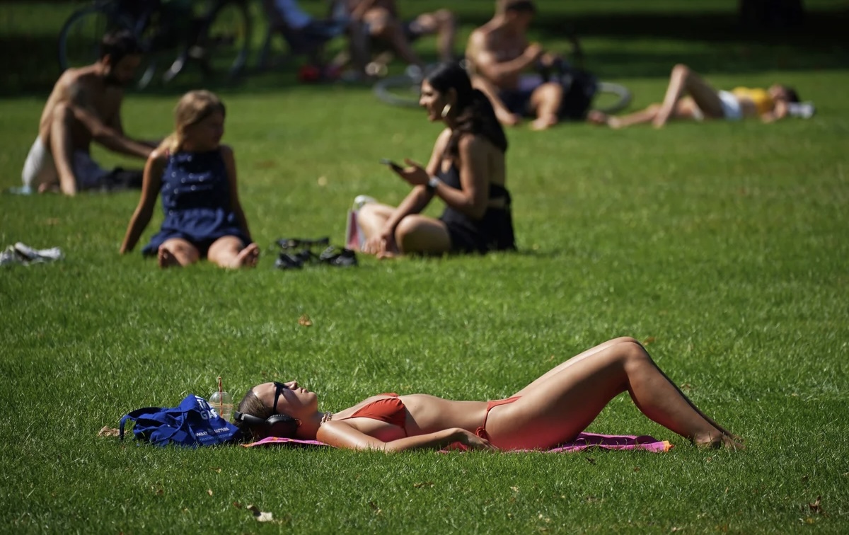 Përvëlohet Britania, shpallet gjendja emergjente pasi priten temperatura deri në 40°C