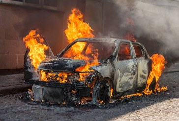 Mbushi veturën me gaz dhe pastaj ndezi cigaren – vetura merr flakë dhe lëndohen katër persona