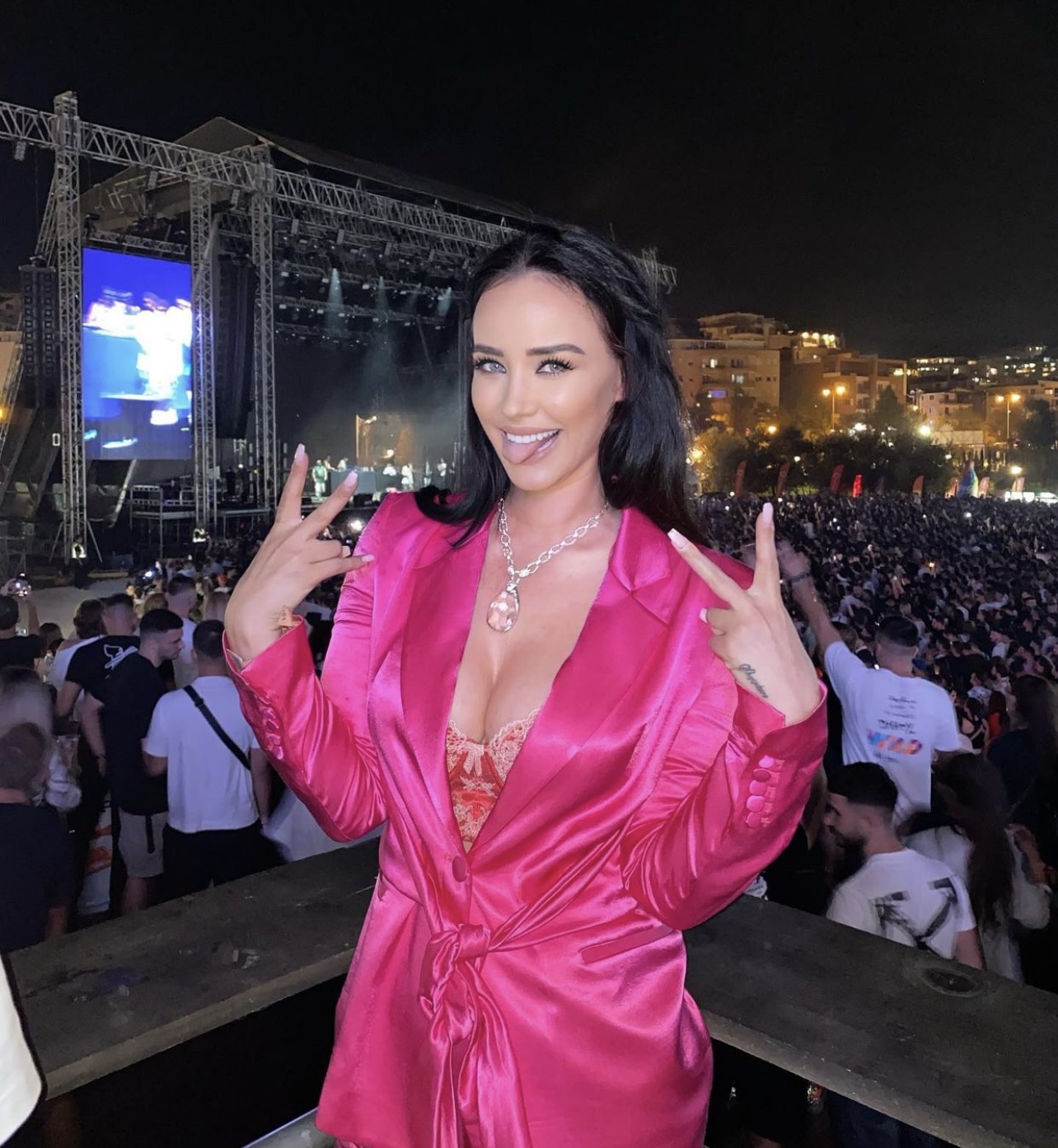 Albana Osmani e zbukuron festivalin Sunny Hill në Tiranë