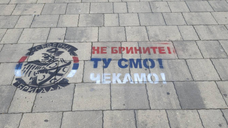 “Brigada e Veriut” mbush Mitrovicën me grafite, policia nis hetimet