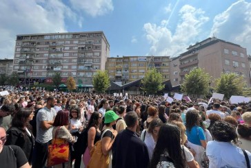 Mijëra persona marrin pjesë në protestën kundër përshunimit të vajzes 11 vjeçare