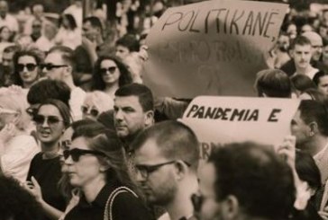 Memli Krasniqi me bashkëshorten iu bashkua protestës kundër përdhunimit të 11 vjeçares