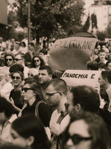 Memli Krasniqi me bashkëshorten iu bashkua protestës kundër përdhunimit të 11 vjeçares