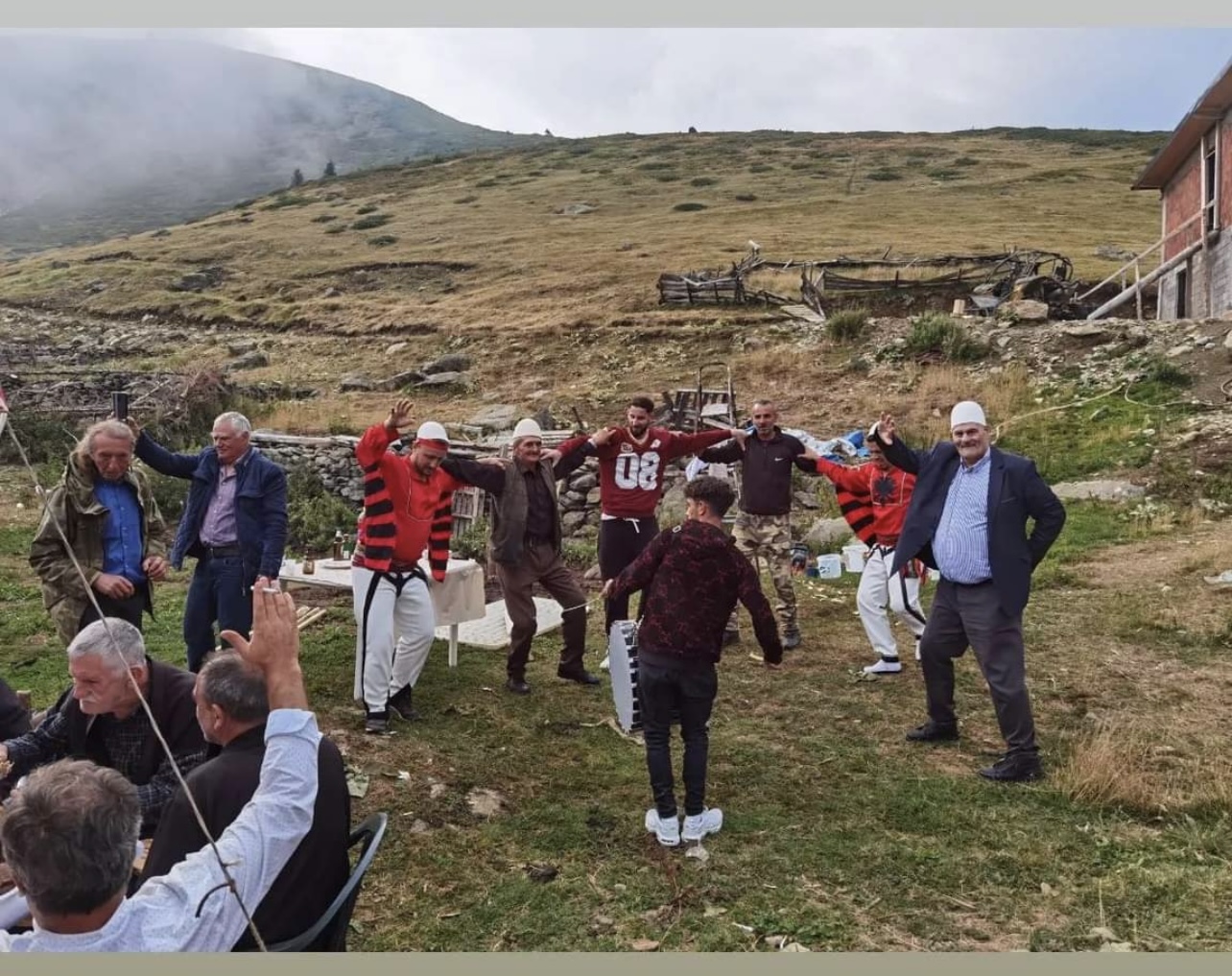 Mbahet riti tradicional i qethjes së deleve në Bjeshkët e Junikut