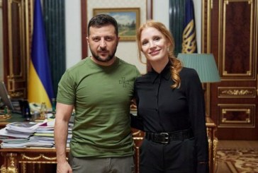 Jessica Chastain viziton Kievin dhe takohet me presidentin Zelensky