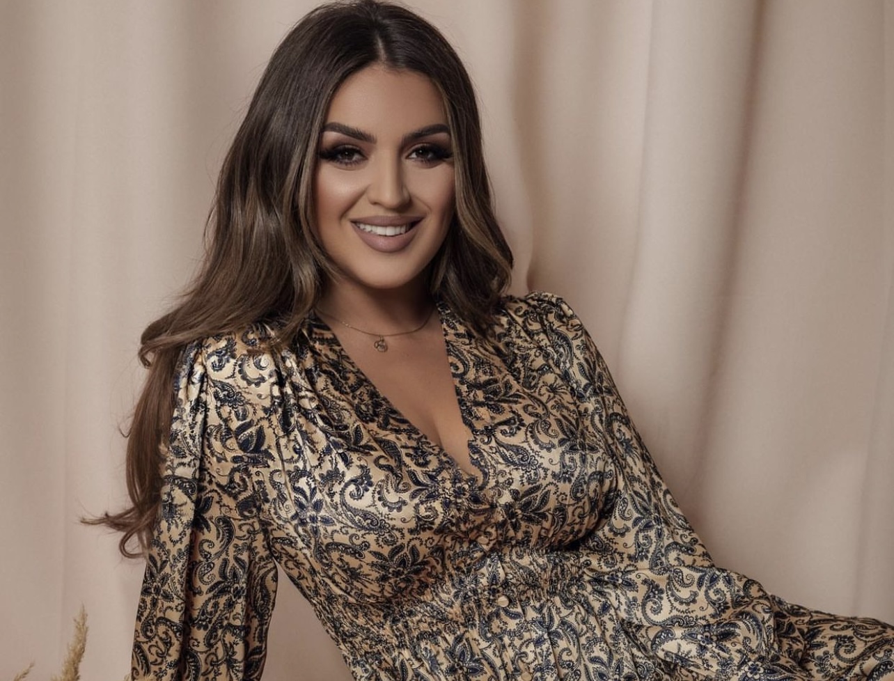 “Gurbeti” a është kjo kënga që po i përlotë të gjithë si njëra ndër këngët më të pëlqyera te Remzije Strumcakut
