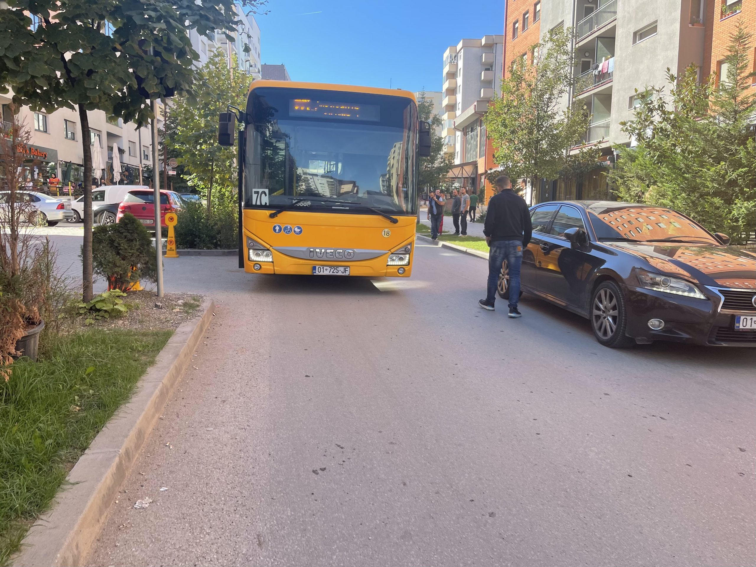 Bllokohet lagjja Emshir,  shkak aksidenti në mes autobusit dhe veturës