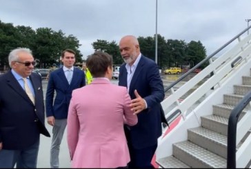 Edi Rama mbërrin në Beograd, pritet nga Bërnabiq