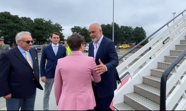 Edi Rama mbërrin në Beograd, pritet nga Bërnabiq