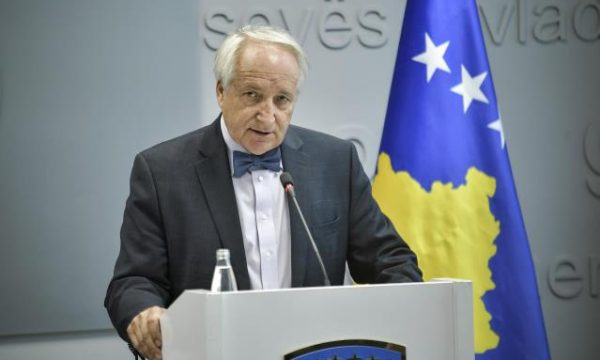 Ministri Latifi u jep “gajret” kosovarëve, thotë se duhen 5-10 vjet për ta përmirësuar shëndetësinë