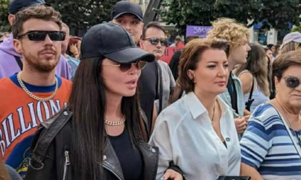 Dafina Zeqiri thotë se u diskriminuan nga organizatoret e peotestës në Prishtinë