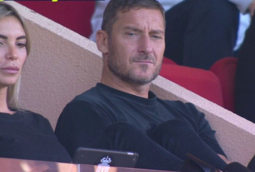 Francesco Totti dhe Noemi Bocchi shfaqen bashkë në stadium, kësaj radhe krah për krah