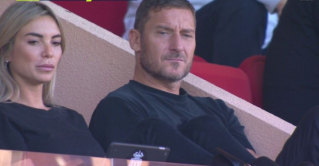 Francesco Totti dhe Noemi Bocchi shfaqen bashkë në stadium, kësaj radhe krah për krah