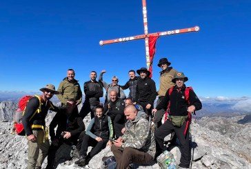 Ramush Haradinaj me shokë ngjitet në Majën e Jezercës