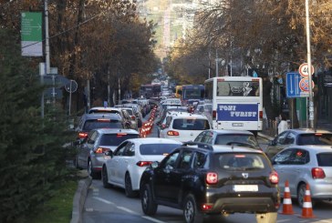 Bllokohet Prishtina, pamje nga kolonat e gjata në rrugët kryesore, qytetarët të nervozuar u bien borive